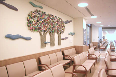 豊岡病院 待合いの木彫レリーフ「生命の樹」